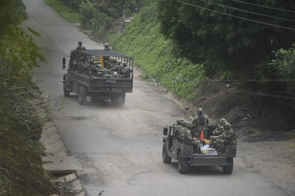 Militares recorren la zona donde ocurri&oacute; el enfrentamiento entre marinos y hombres armados.