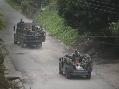 Militares recorren la zona donde ocurri&oacute; el enfrentamiento entre marinos y hombres armados.