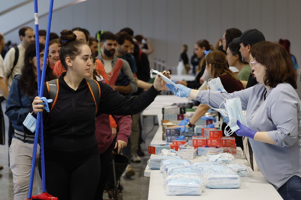 Escobas, guantes, mascarillas y algo de comida para los voluntarios antes de partir hacia la zona cero de la dana