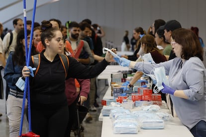 Un grupo de voluntarios reciben mascarillas en la Ciudad de las Artes y las Ciencias de Valencia, este sábado. 