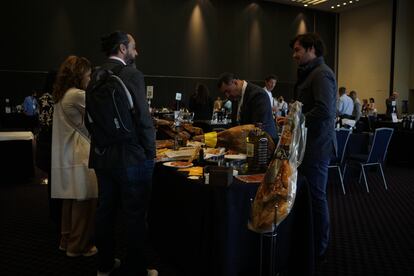 Distribuidores mexicanos prueban el producto gastronómico español para su posible importación en México en el foro para empresas de ICEX celebrado el 4 de octubre en Ciudad de México.