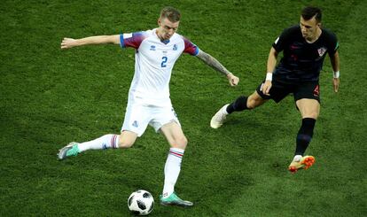 Birkir Saevarsson e Ivan Perisic durante el partido de Islandia - Croacia.