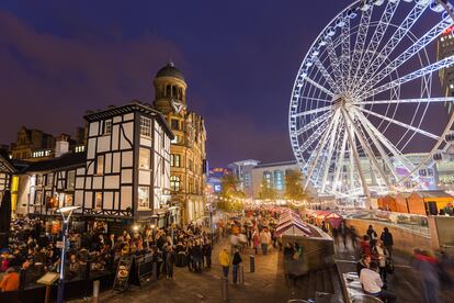 DESTINOS PARA APRENDER. Mánchester (Reino Unido). Además de ser un destino de fácil acceso que ha apostado por la sostenibilidad, la ciudad británica tiene una agenda interesante para 2023. El Manchester Museum está siendo objeto de una gran renovación y el histórico viaducto de Castlefield se está convirtiendo en una ruta verde. Ahora que su nombre suena como posible sede de Eurovisión 2023, es una ciudad a tener en cuenta para el próximo año. Entre los lugares más interesantes están la fachada neogótica del Ayuntamiento o la Biblioteca Central, junto con la estatua de la famosa sufragista Emmeline Pankhurst. También la Whitworth Art Gallery, un majestuoso edificio de finales del siglo XIX y uno de esos museos que en el interior sorprenden con un inesperado tesoro de obras de arte, entre ellas muchas acuarelas de Turner o las obras maestras del pintor prerrafaelista Dante Gabriel Rossetti. Otra joya de la ciudad es la Chetham's Library: con una fantástica arquitectura medieval, se trata de una de las bibliotecas públicas más antiguas del mundo anglosajón. Siguiendo el paseo por la vieja Mánchester, descubrimos edificios históricos que hablan de una época de expansión en el siglo XIX, como los Victoria Baths, en una casa de baños parcialmente restaurada y uno de los edificios de estilo eduardiano más bonitos de la ciudad. Aquí hay también nuevos espacios gastronómicos de moda, como Escape to Freight Island, una innovadora zona de restauración ubicada en un antiguo depósito de mercancías que se inauguró a finales de 2020 y se ha convertido en un destino muy popular tanto entre locales como entre visitantes. Otro espacio interesante es el Mackie Mayor, en el Northern Quarter, un mercado de carne victoriano convertido en zona de restaurantes y puestos de comida.