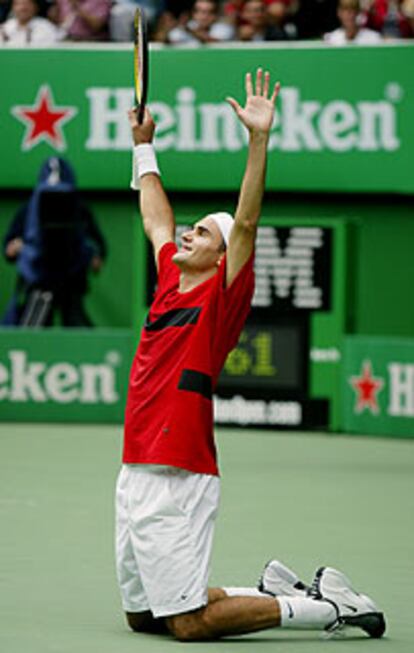 El tenista suizo Roger Federer celebra su victoria en el Abierto de Australia.