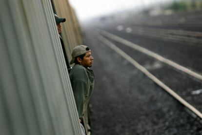 Un inmigrante llega en tren de mercancías a la ciudad fronteriza mexicana de Nuevo Laredo, en 2006.