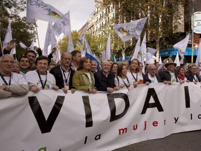 Capçalera de la manifestació al seu pas per la seu del PP a Madrid.