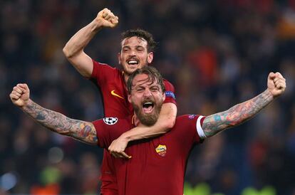 De Rossi y Alessandro Florenzi celebran después del partido.