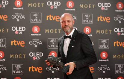 El realizador Mikel Serrano posa con el premio a la Mejor Dirección Artística por 'Handía'.
