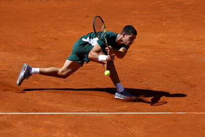 Carlos Alcaraz devuelve la pelota al tenista Rafael Nadal durante su encuentro de cuartos de final. Juan Medina/REUTERS