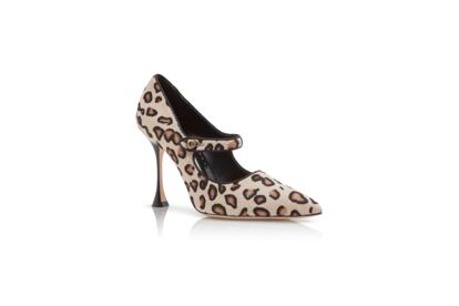 Zapatos 'Mary Jane' con estampado de leopardo de Manolo Blahnik (945 €).