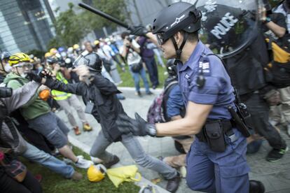Los agentes también usaron mangueras de agua para intentar dispersar a los manifestantes. En la imagen, un policía desaloja una de las zonas ocupadas del centro de Hong Kong