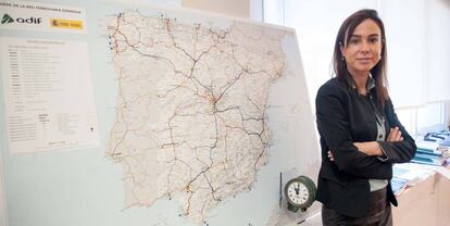 La presidenta de Adif, Isabel Pardo de Vera, ante un mapa de la red ferroviaria española.