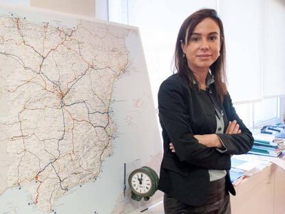 La presidenta de Adif, Isabel Pardo de Vera, ante un mapa de la red ferroviaria española.