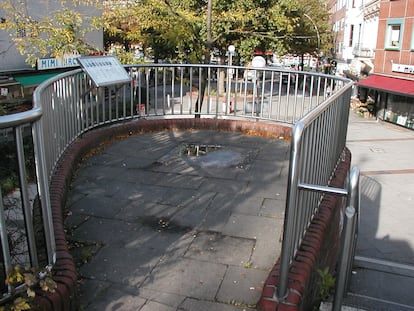 Monumento contra el fascismo en Hamburgo (1986), de Esther-Shavel Gerz y Jochen Gerz. La obra consistía en un monolito de 12 metros del altura cubierto de planchas de plomo en las que los ciudadanos escribían sus mensajes con un punzón. Los artistas instalaron un mecanismo que hacía que el monolito se hundiera a razón de dos metros por año. Hasta desaparecer, momento que recoge la imagen.