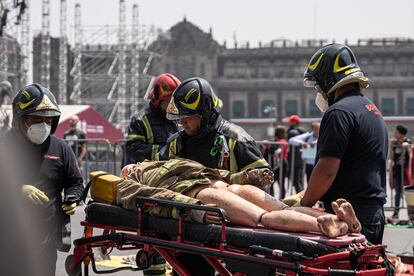 Las autoridades recomiendan conservar la calma, ubicarse en las zonas de seguridad de la casa, escuela o lugar de trabajo, y seguir las indicaciones del personal de Protección Civil.
