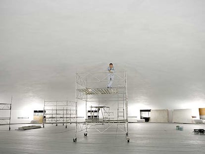 El pintor mallorquín Miquel Barceló posa delante del espacio de 1.500 metros cuadrados de la cúpula de la sede de la ONU en Ginebra.