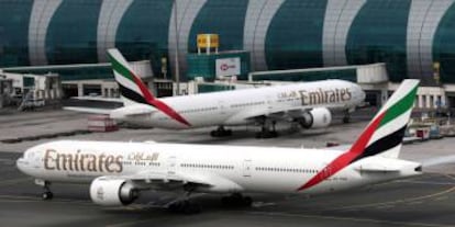 Aviones B777-300 de Emirates en el aeropuerto internacional de Dubai.