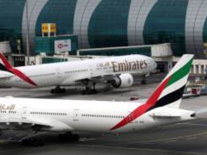 Aviones B777-300 de Emirates en el aeropuerto internacional de Dubai. 