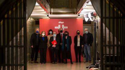 Manuel Rivas, Carme Riera, Valeria Ciompi, Bernardo Atxaga, Luis Alberto de Cuenca, Cristina Fernández Cubas, Pilar Reyes, y Antonio Muñoz Molina  en la sala acorazada de la Caja de las Letras del Cervantes.