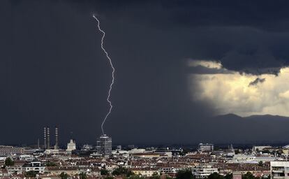 Un rayo ilumina el cielo sobre los edificios durante una tormenta en Sofía, Bulgaria.