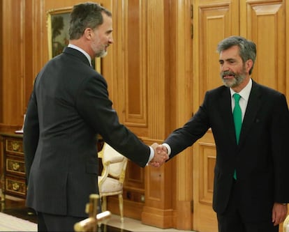 El rey Felipe VI saluda al presidente del Consejo General del Poder Judicial (CGPJ), Carlos Lesmes.