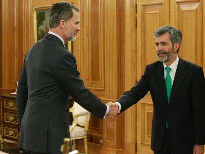 El rey Felipe VI saluda al presidente del Consejo General del Poder Judicial (CGPJ), Carlos Lesmes.