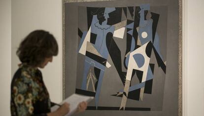 'Arlequí i dona amb collaret', de Picasso, en l'exposició que es va inaugurar dijous.