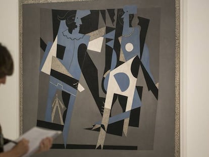 'Arlequí i dona amb collaret', de Picasso, en l'exposició que es va inaugurar dijous.