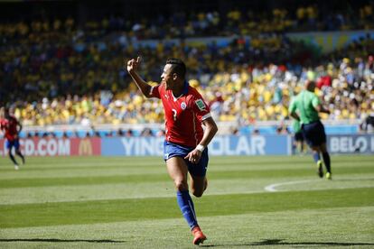 O atacante chileno Alexis Sánchez comemora o gol marcado contra o Brasil no primeiro tempo.