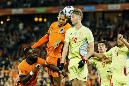 Van Dijk y Huijsen pugnan por un balón aéreo.