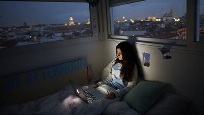 Una adolescente ve una serie en la cama de su habitación el 18 de marzo de 2020 en Madrid, España. 