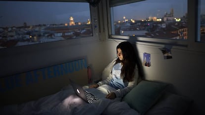 Una adolescente ve una serie en la cama de su habitación el 18 de marzo de 2020 en Madrid, España.