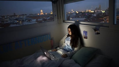 Adolescente assiste a série em seu quarto em Madri, durante a quarentena.