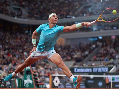 Nadal intenta devolver la pelota durante el partido contra Zverev en la Chatrier.