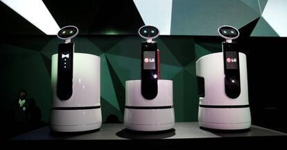 Tres robots de LG exhibidos en el CES.