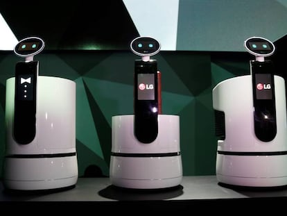 Tres robots de LG exhibidos en el CES.