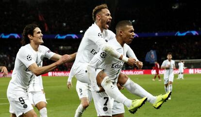 Neymar comemora gol parisiense com Mbappé e Cavani.