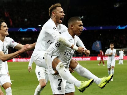 Neymar comemora gol parisiense com Mbappé e Cavani.