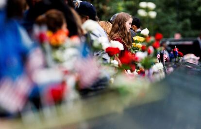Varias personas permanecen ante el Memorial de los atentados del 11 de septiembre de 2001 durante la jornada que marca el 17 aniversario de los ataques, en Nueva York, (EE UU).