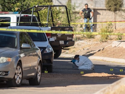 Una perito saca fotografías en Zacatecas, el pasado 16 de mayo.