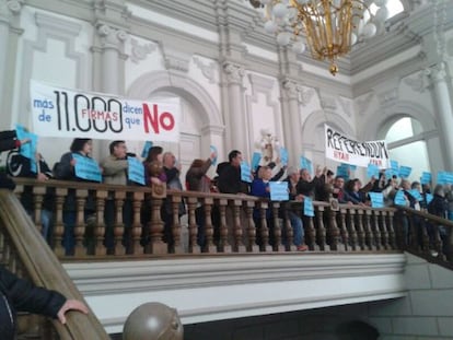 Manifestantes en el Ayuntamiento de Alcázar de San Juan.