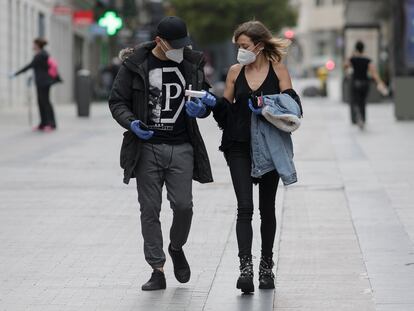 Una pareja, en una calle de Madrid el martes.