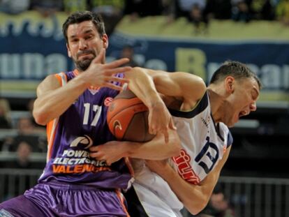 Rafa Martínez (izquierda) del P. E. Valencia y Jasikevicius del Fenerbahçe disputan un balón durante el partido de Euroliga.