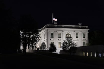 La Casa Blanca ondea la bandera a media asta en señal de duelo por la muerte de la decana del Tribunal Supremo Ruth Bader Ginsburg.