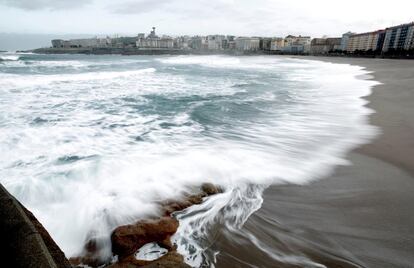 Las olas rompen con fuerza en la playa del Orzán, en A Coruña, este martes, donde la Agencia Estatal de Meteorología mantiene activo el nivel de alerta naranja (riesgo importante), el 28 de enero