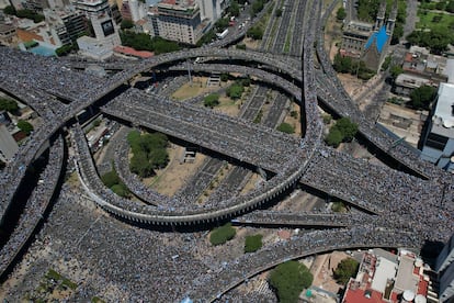 Fotografía área con dron de hinchas de Argentina celebrando hoy