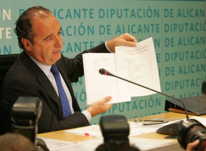 Rueda de prensa del presidente de la Diputación de Alicante, Joaquín Ripoll, tras conocerse una grabación del sumario del <i>caso Brugal </i>sobre el supuesto regalo de dos pisos a Ripoll a cambio de una contrata de basuras.