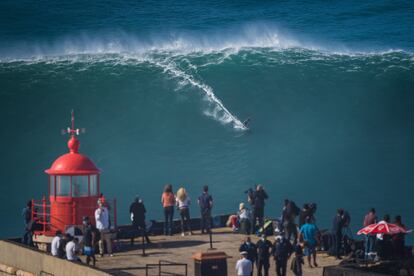 Sebastian Steudtner surfea la ola de 26,21 metros que se convertiría en un record mundial en Praia do Norte, Nazaré (Portugal), el 20 de octubre de 2020. 