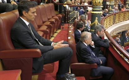 El secretario general del PSOE en la tribuna de invitados del hemiciclo junto al expresidente del Gobierno Jos&eacute; Mar&iacute;a Aznar.