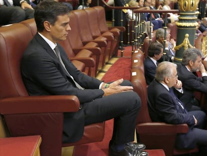 El secretario general del PSOE en la tribuna de invitados del hemiciclo junto al expresidente del Gobierno Jos&eacute; Mar&iacute;a Aznar.